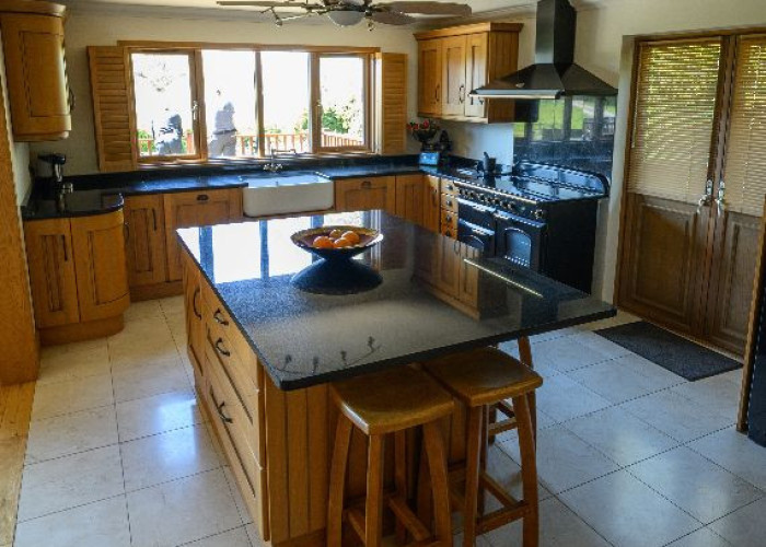 5. Kitchen (With Island), Kitchen (Wooden Units), Kitchen (Gas Hob)