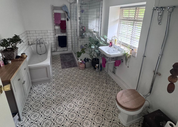 20. Bathroom (Shower and bath)