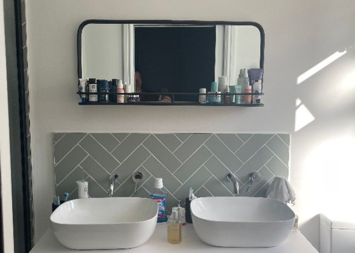 28. Bathroom (2 sinks)