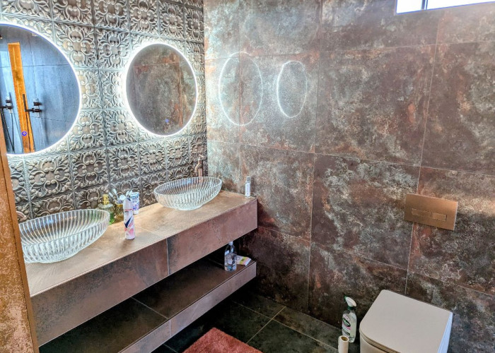 21. Bathroom (2 sinks)