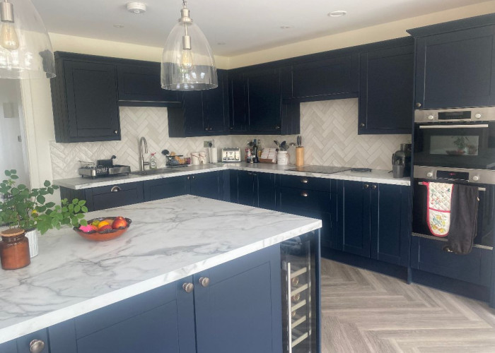 7. Kitchen (With Island), Kitchen (Coloured units), Kitchen (Modern), Kitchen (Electric/Induction Hob)