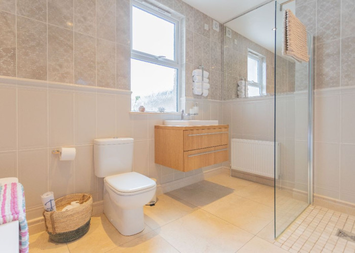 23. Bathroom (Shower and bath)