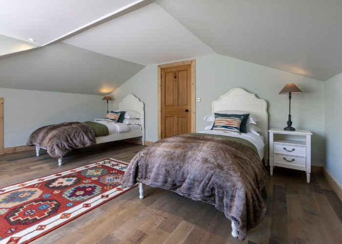 18. Bedroom (Twin Beds)