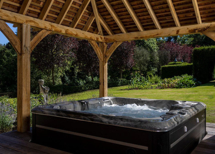 32. Hot Tub/Jacuzzi