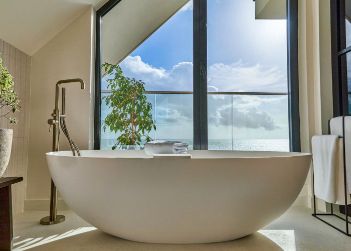 14. Bathroom (Roll Top)