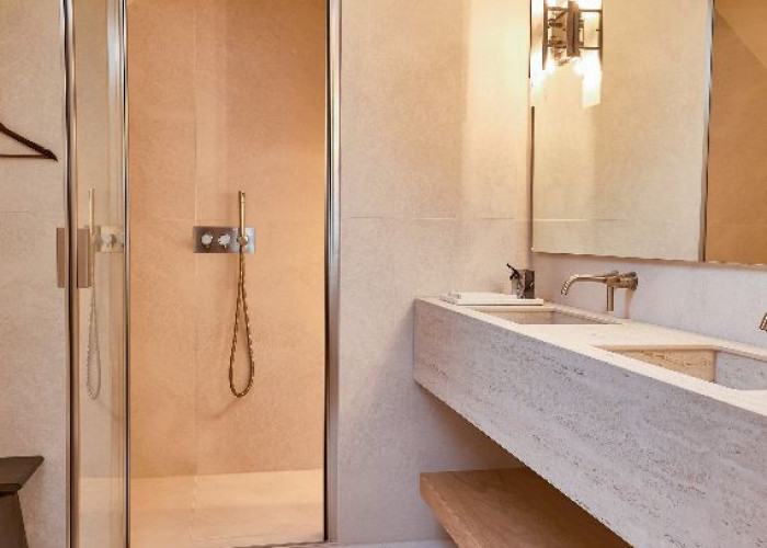 18. Bathroom (2 sinks)