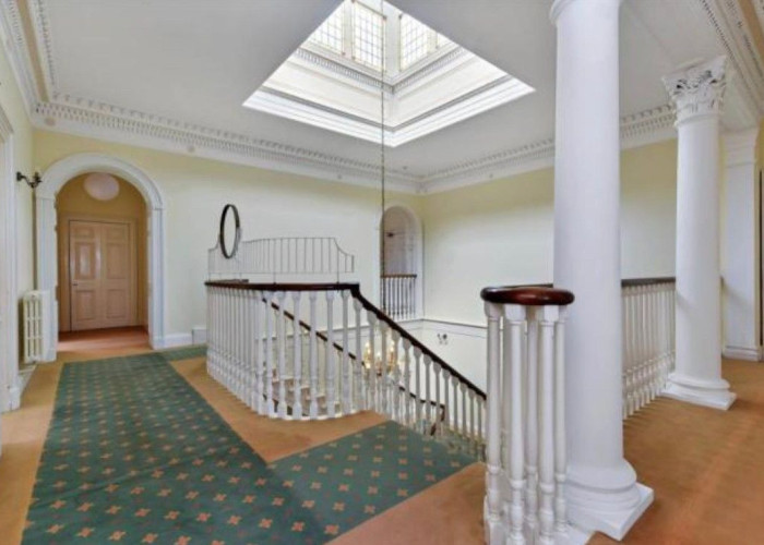 26. Landing, Skylight