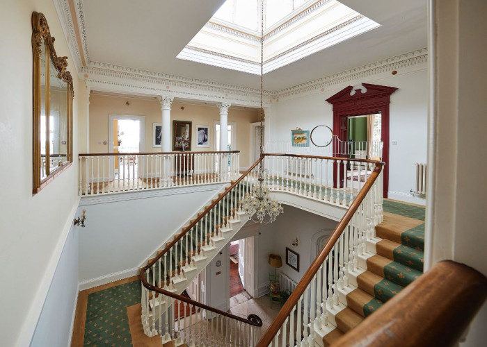 20. Landing, Stairway