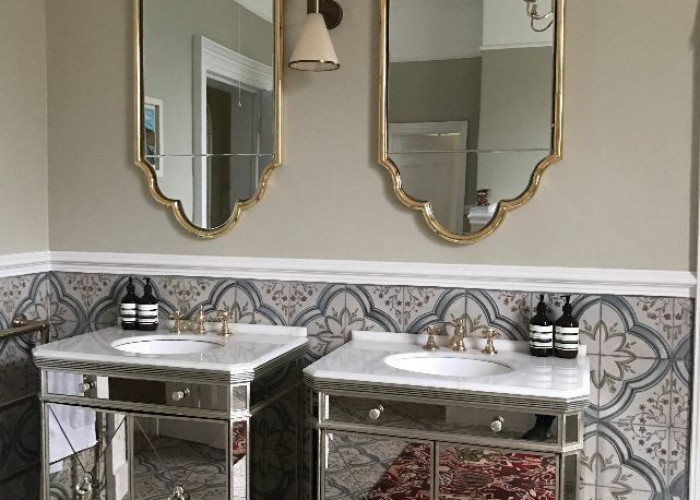 23. Bathroom (2 sinks)