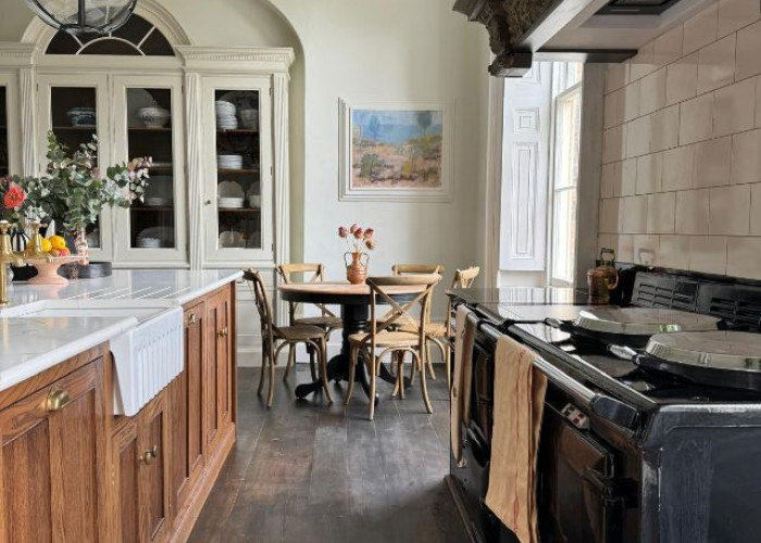10. Kitchen (With Island), Kitchen (Wooden Units), Kitchen With Table, Kitchen (Gas Hob)