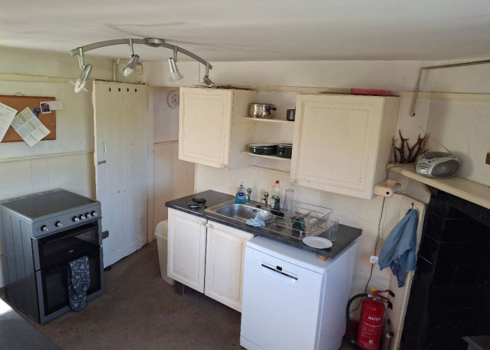 14. Kitchen (Cream or White units), Kitchen (Electric/Induction Hob)