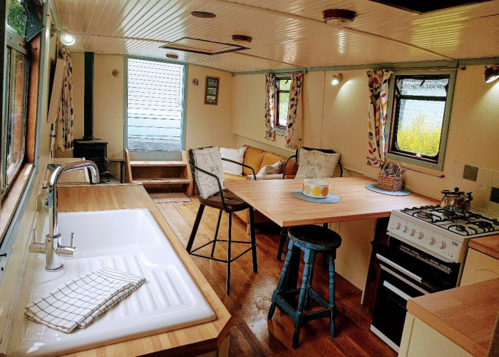 4. Kitchen With Table, Kitchen (Gas Hob)