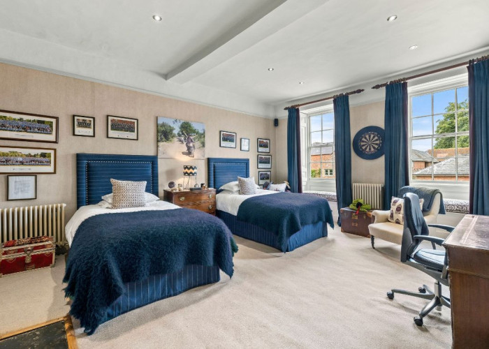 44. Bedroom (Twin Beds)