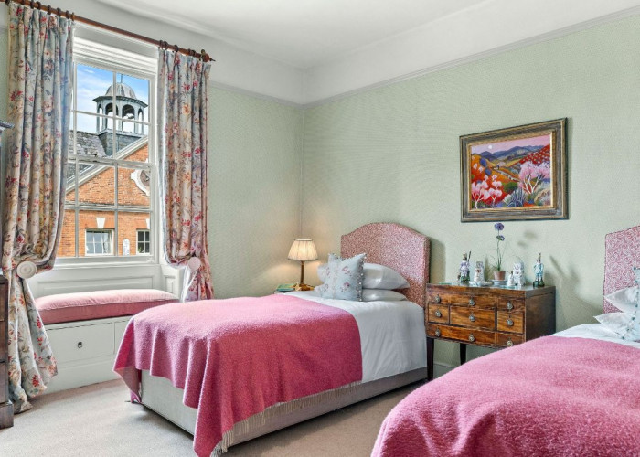 43. Bedroom (Twin Beds)