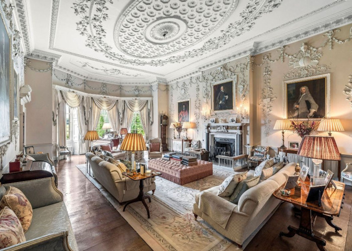 22. Livingroom, Fireplace, Styled Ceiling