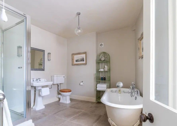 13. Bathroom (Large), Bathroom (Roll Top), Bathroom (Shower and bath)
