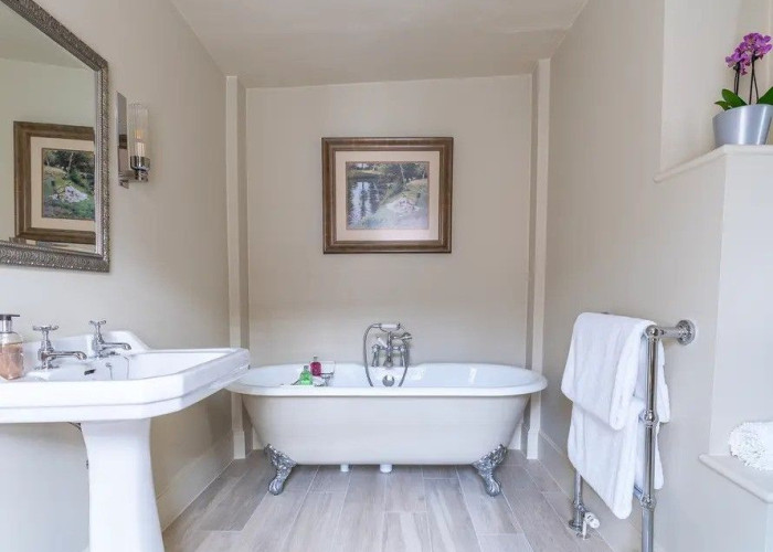 20. Bathroom (Roll Top)