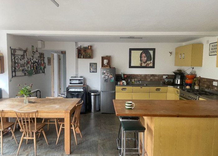 15. Kitchen (With Island), Kitchen (Wooden Units), Kitchen With Table, Kitchen (Gas Hob)