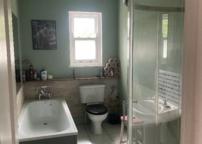 36. Bathroom (Shower and bath)