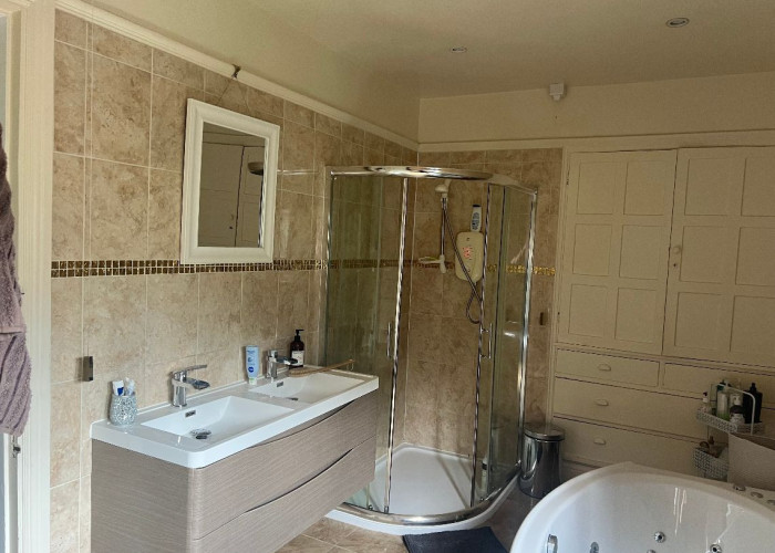 29. Bathroom (Large), Bathroom (2 sinks), Bathroom (Shower and bath)