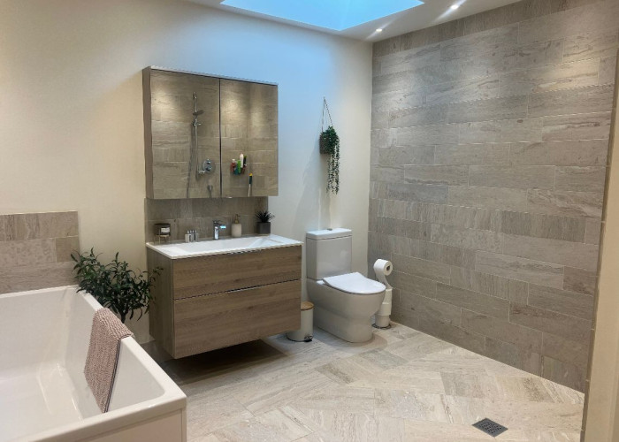 32. Bathroom (Shower and bath)