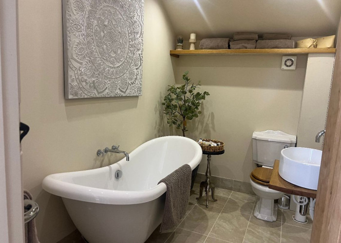 19. Bathroom (Roll Top)