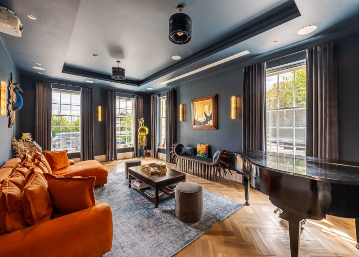 7. Livingroom, Piano