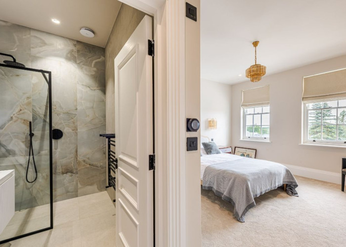 13. Bedroom (Master/En-Suite)