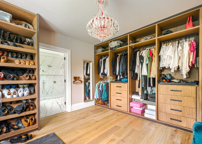 21. Dressing Room/Walk-in Wardrobe