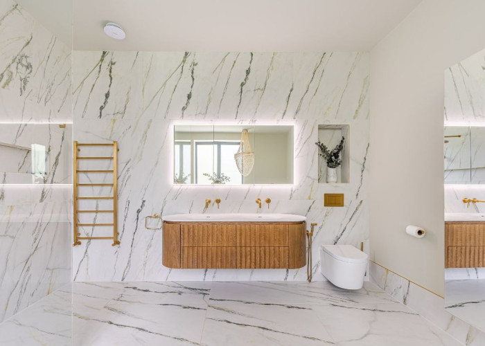 23. Bathroom (Large), Bathroom (2 sinks)