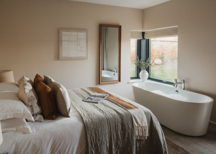 13. Bedroom (Double), Bathroom (Roll Top)
