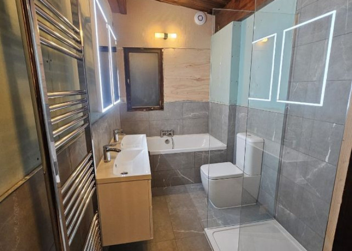 19. Bathroom (Shower and bath)