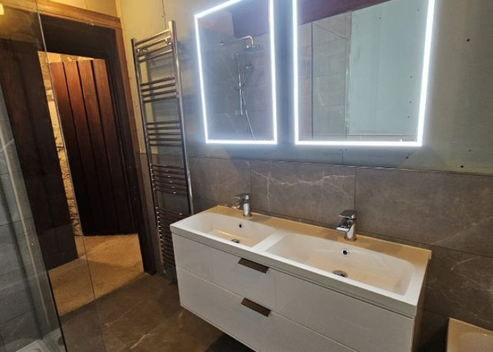 20. Bathroom (2 sinks)
