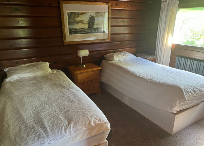 21. Bedroom (Twin Beds)