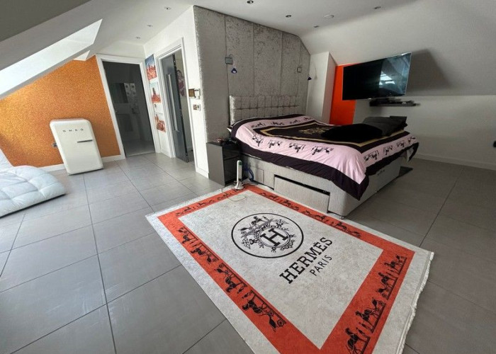 16. Bedroom (Master/En-Suite)