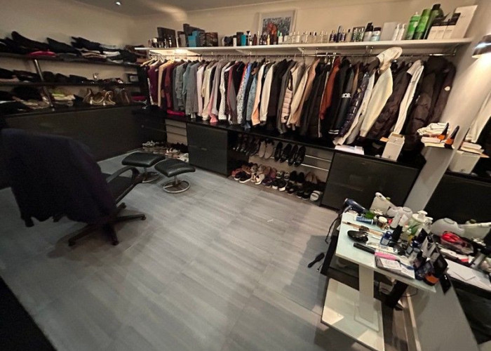 23. Dressing Room/Walk-in Wardrobe