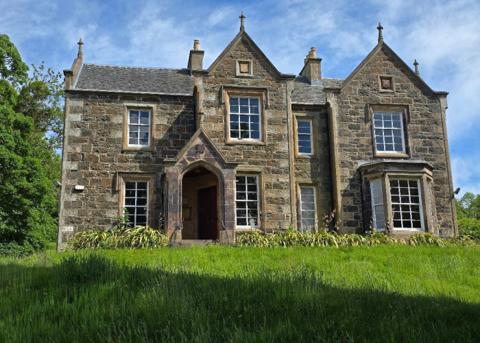 Large Georgian House In Extensive Grounds For Filming