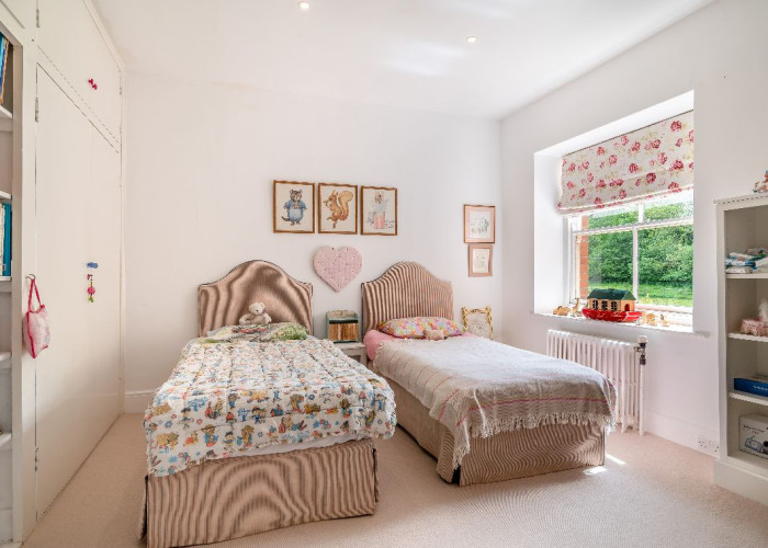 28. Bedroom (Twin Beds)