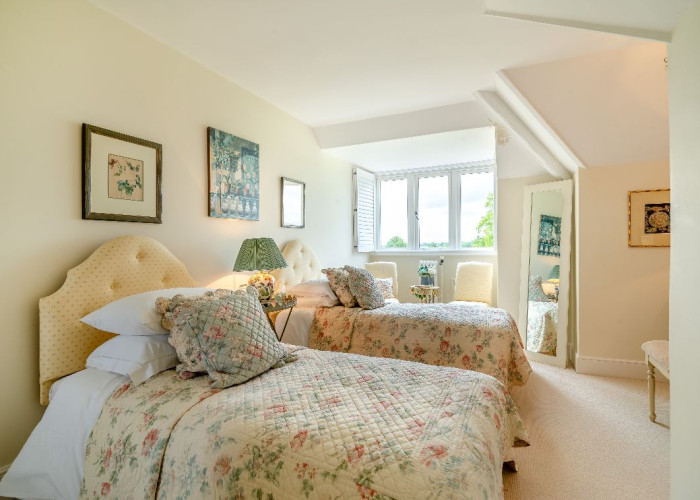 32. Bedroom (Twin Beds)
