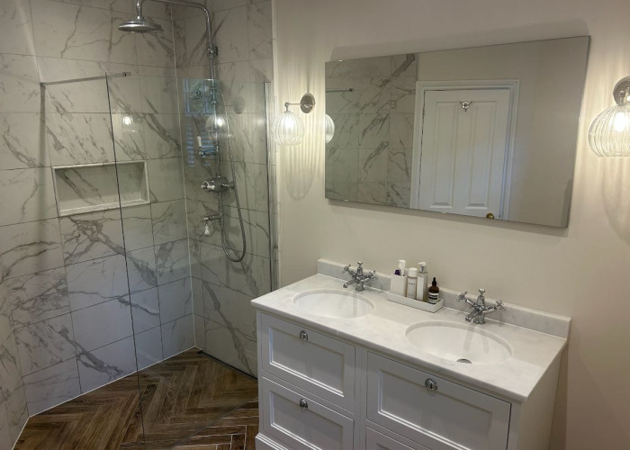 41. Bathroom (2 sinks)
