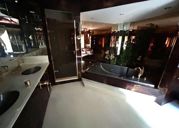 25. Bathroom (2 sinks), Bathroom (Shower and bath)
