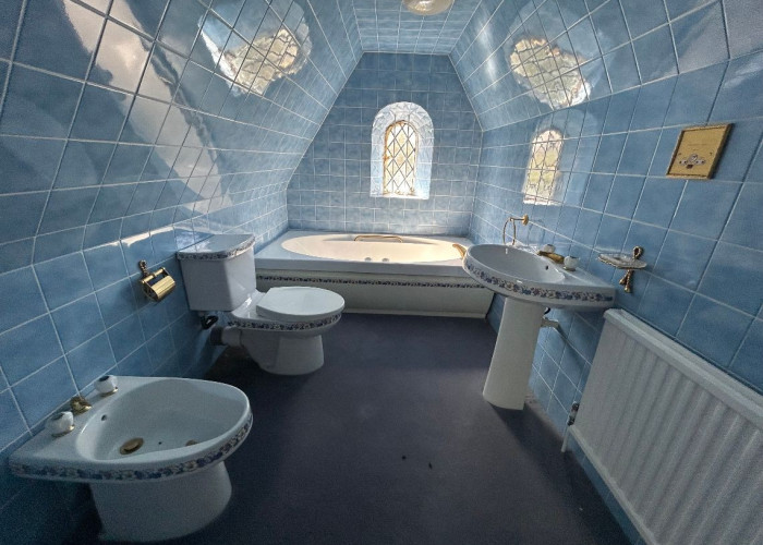 39. Bathroom, Bathroom (Retro)
