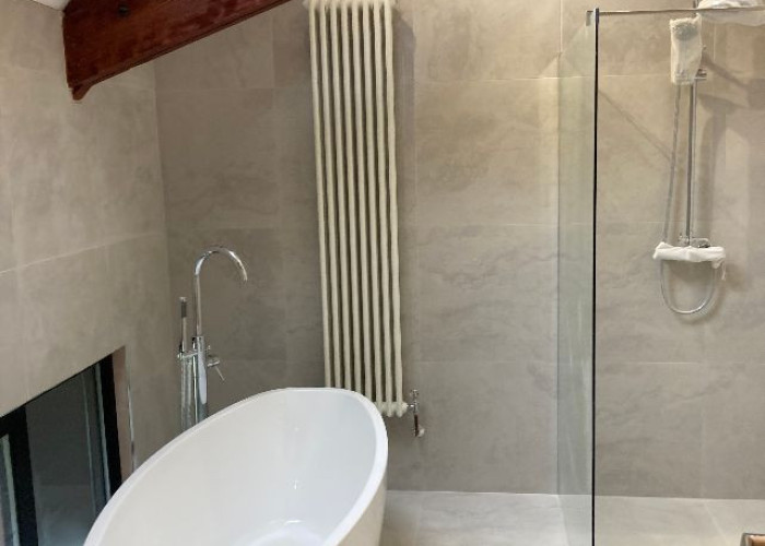 34. Bathroom (Roll Top), Bathroom (Shower and bath)