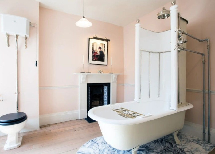 19. Bathroom (Large), Bathroom (Roll Top)