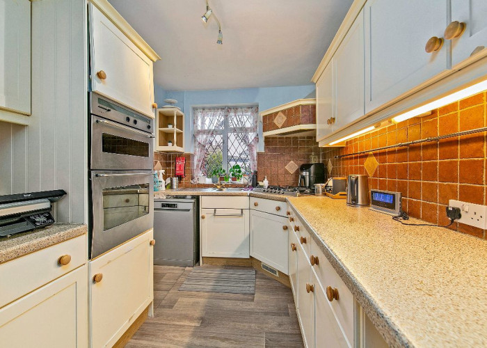 6. Kitchen (Cream or White units), Kitchen (Modern), Kitchen (Gas Hob)