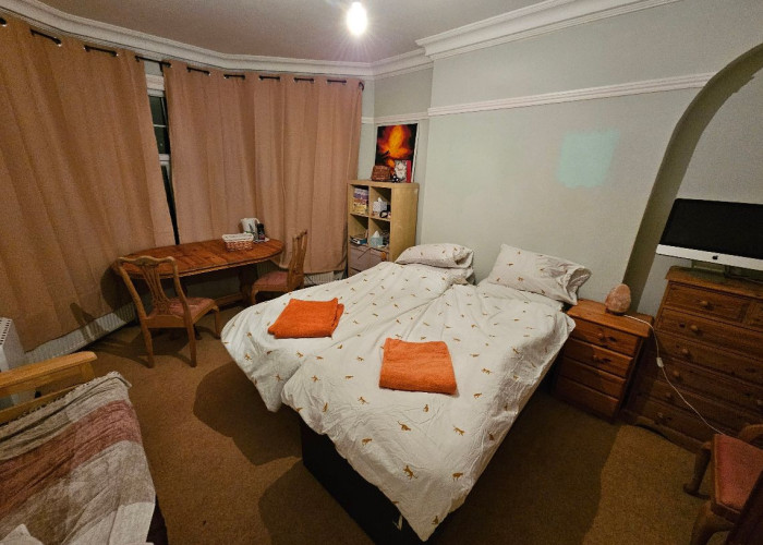 11. Bedroom (Twin Beds)