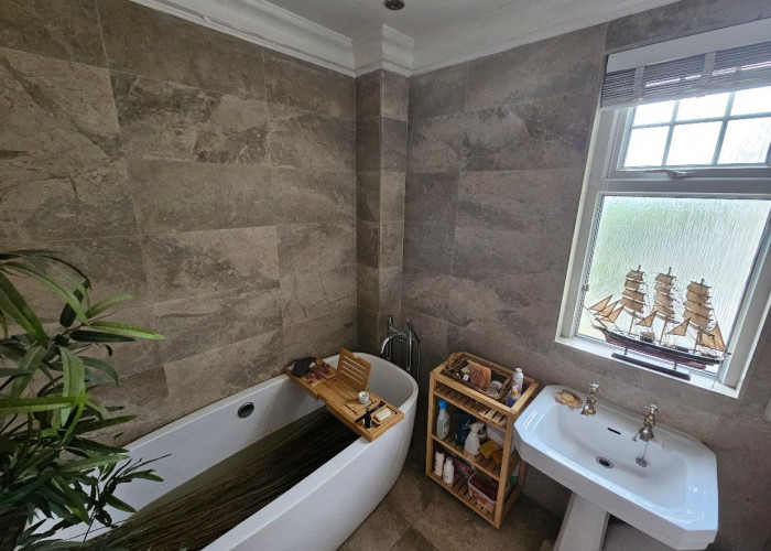 23. Bathroom (Shower and bath)