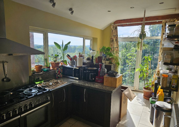 2. Kitchen (Coloured units), Kitchen (Gas Hob)