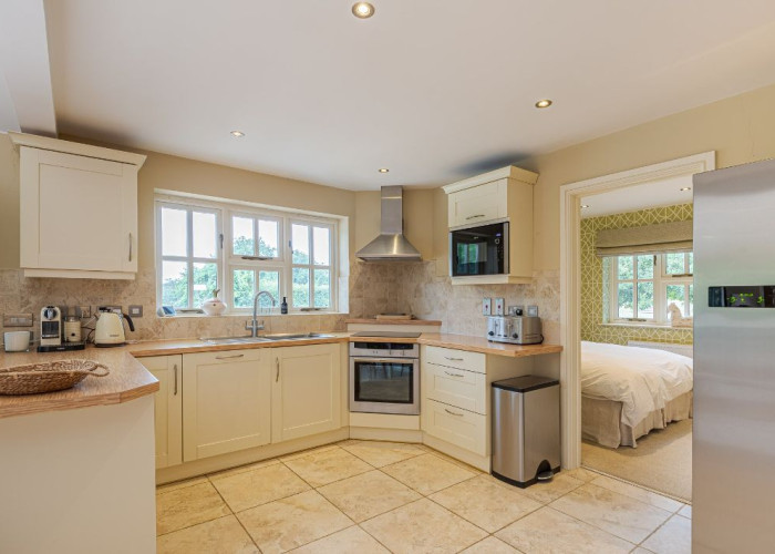 19. Kitchen (Modern), Kitchen (White units), Kitchen (Electric/Induction Hob)