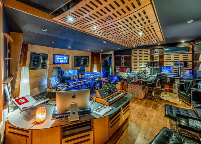 29. Studio